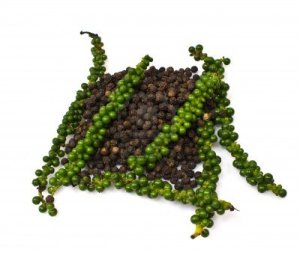 Black pepper in its dried and undried forms - pic via kampot-pepper.us 